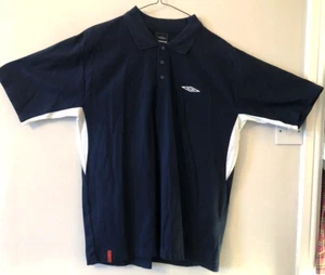 Polo Umbro Vintage Talla XL en Azul Marino con Acentos Blancos a los Lados - Imagen 1 de 6