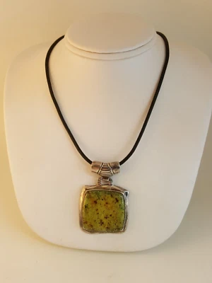 Collar colgante artesanal de plata de ley de jaspe verde cordón de cuero marcado K Thai Foto 1 de 4