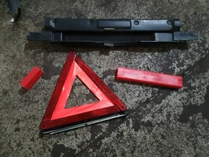 AUDI A3 S3 8L MK1 GUARNIZIONE STIVALI CON TRIANGOLO DI AVVERTIMENTO 8L0863471A - Foto 1 di 7