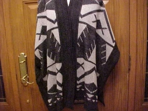 VICI GEOMETRIC PRINT RUANA OPEN FRONT BLACK & GRAY ONE SIZE - Picture 1 of 7