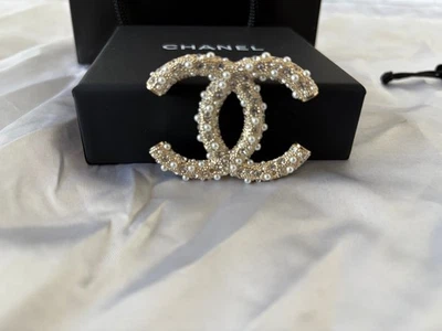 Pre-owned CHANEL Pearl Crystal Gold Tone Brooch - Image 1 of 4