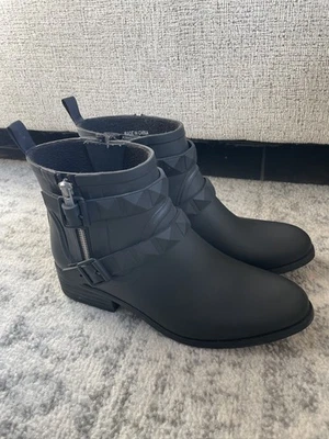 Bota de lluvia al tobillo Rebecca Minkoff Quincy de goma negra para moto  Foto 1 de 4