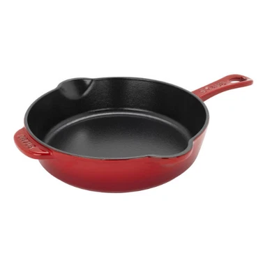 Sartén de hierro fundido Staub de 8,5" de profundidad - rojo cereza, hecha en Francia Foto 1 de 4