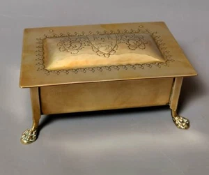 Antigua caja de tabaco de latón, heráldica, patas de pata de león, holandesa - Imagen 1 de 11