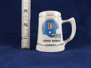 Taza miniatura Denver Broncos con mango de cerámica adorno dorado vaso de tiro NFL Lewis Bros - Imagen 1 de 12