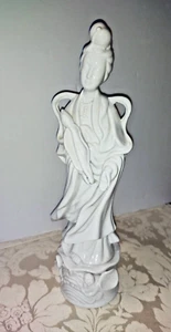 Weiße Porzellan Figur Japanische Frau mit Lotusblume 1426 - Bild 1 von 5