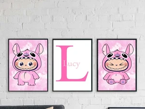 Pink Angel Labubu personalisierte Poster Drucke Geschenkset 3 Kinderzimmer A2 A3 A4 - Bild 1 von 4