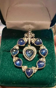 Antiguo colgante de amor de diamantes y zafiros cabujón en forma de corazón de oro de 18k - Imagen 1 de 15