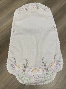 Handgefertigter bestickter Tischläufer weiß mit lila Blumen 15”x34 - Bild 1 von 7