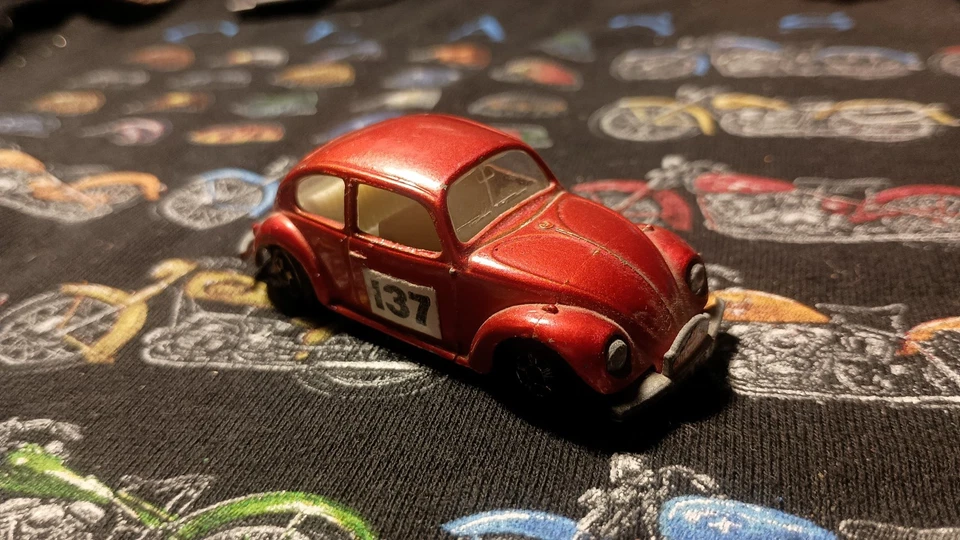 LESNEY NO#15-e-v2, 1970 VW 1500 berlina/escarabajo, rojo metálico con cargadores cromados Foto 1 de 1