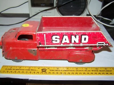 Camión de volteo vintage MARX de acero prensado rojo carbón grava tierra juguete metal Foto 1 de 4