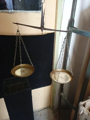 Belle Petite Balance A Fléau Ancienne Poinçonnée Plateaux Laiton - Photo 1/4