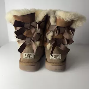 UGG Women's BAILEY SUEDE BOW Bootie in Chestnut-Size 6 - Picture 1 of 10