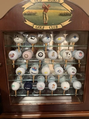 Vitrina de madera para palos de golf del viejo mundo con 22 pelotas de golf abiertas y pasadores Foto 1 de 4