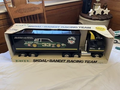 Remolque tractor ERTL Harry Gant Skoal Smokey & Bandit Burt Reynolds Race Hauler Foto 1 de 4