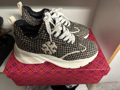 Tênis Tory Burch Feminino Boa Sorte Treinador Tamanho 7.5 Logotipo Impresso em Tweed Branco - Imagem 1 de 4