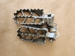 2006 Yamaha YZ250F YZ 250F Foot Pegs Rests Left & Right - Picture 1 of 2