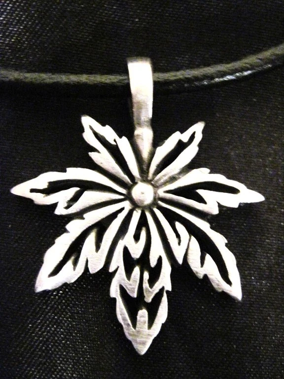 THICK POT LEAF NATURE MARY JANE THAI CAST PEWTER PENDANT ADJ NECKLACE - Image 1 of 1