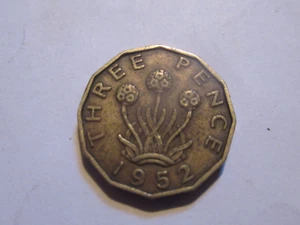 BRITISH GEORGE V1  1952 THREEPENCE  LOW MINTAGE KING DIED IN MAY 52 NICE COIN. - Picture 1 of 2