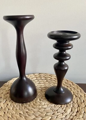 Par de candelabros de pilar PartyLite Siena, madera torneada marrón oscuro. Foto 1 de 4