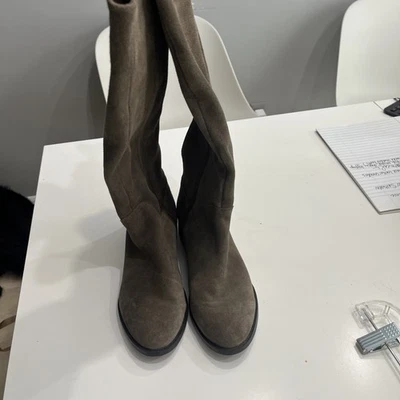 Botas altas hasta la rodilla de gamuza Marc Fisher para mujer, talla 8, marrón con tachuelas Foto 1 de 4