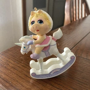 Enesco 1984 Muppet Babies Baby's First Miss Piggy Ornamento Jim Henson - Imagen 1 de 15
