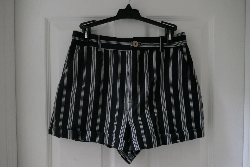 Forever 21 黑白条纹高腰面料短裤轻穿尺寸:M — 第 1/4 张图片