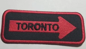 TORONTO Freccia unidirezionale ricamata toppa ferro su circa 1,25x4" - Foto 1 di 2