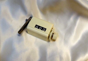 Compteur de rangs 3 chiffres pour machines à tricoter - Picture 1 of 1