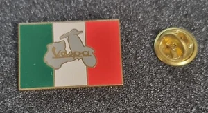 Vespa Pin Roller On Italian Flag Enamelled - Dimensions 28X19Mm - Picture 1 of 1