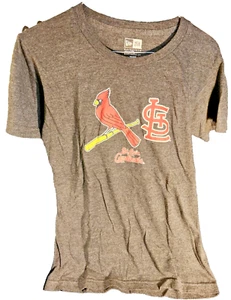 Camiseta gris oscuro bate de béisbol y pájaro marca New Era St. Louis Cardinals STL. - Imagen 1 de 4