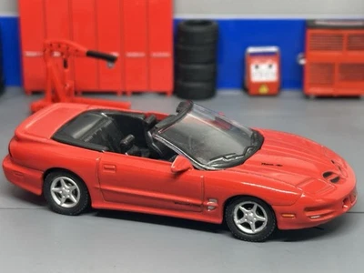 Pontiac Firebird 1998-2002 transmisión automática Ram Air convertible WS6 rojo escala 1/64 Foto 1 de 4