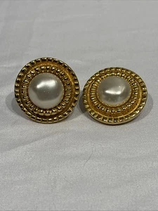 Pendientes de clip vintage CHANEL de perlas de imitación tono dorado - Imagen 1 de 10