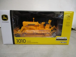 Crawler giocattolo John Deere Model 1010 2023 "Prestige Collection" scala 1/16, nuovo con scatola - Foto 1 di 6