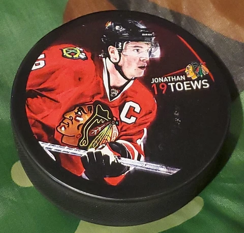 JONATHAN TOEWS #19 CHICAGO BLACKHAWKS NHLPA NHL PUCK INGLASCO + SHER-WOOD ๐ธ๐ฐ Cover