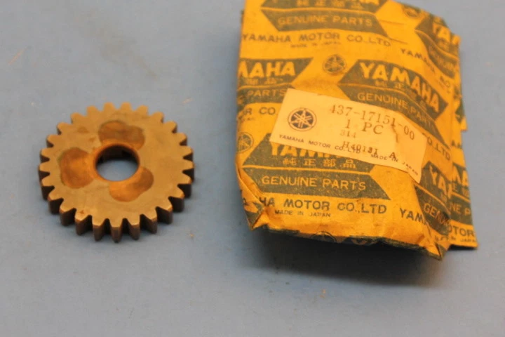 NOS YAMAHA DT100 DT125 DT175 MX100 RT100 QUINTO PIÑÓN ENGRANAJE #437-17151-00-00 Foto 1 de 1