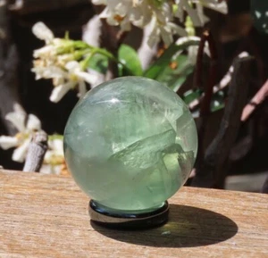Esfera de cristal de fluorita pulida con soporte de exhibición de hematita 112 gramos verde - Imagen 1 de 12
