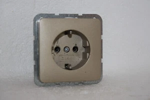 Gira BASIC Flächenschalter (alte Serie) Steckdose in pearl metallic - Bild 1 von 2