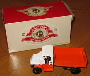 PRIMO 1° INGRANAGGIO scala 1:34 MACK AC BULLDOG DUMP TRUCK metallo pressofuso replica 2005 - Foto 1 di 10
