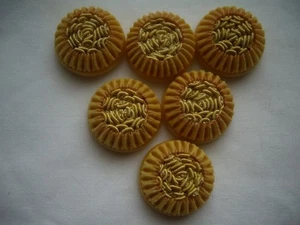 ITALIAN,BEIGE WITH GOLD THREAD DESIGN CHUNKY 22 mm BUTTONS x 6 FREE P&P - Picture 1 of 3