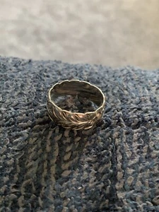 Anillo banda tallada en oro blanco de 10k 6,6 mm de ancho 4,4 gramos talla 10,25 - Imagen 1 de 5