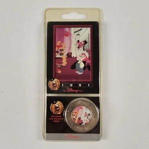 Disney Decades Metal Coin #4 - 1951 - Goofy & Junior - Fathers Are People - Foto 1 di 3