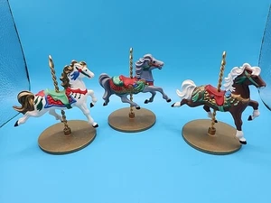 Vintage 1989 Hallmark Natale Giostra Cavalli Ornamento Set di 3 -# C3S - Foto 1 di 16
