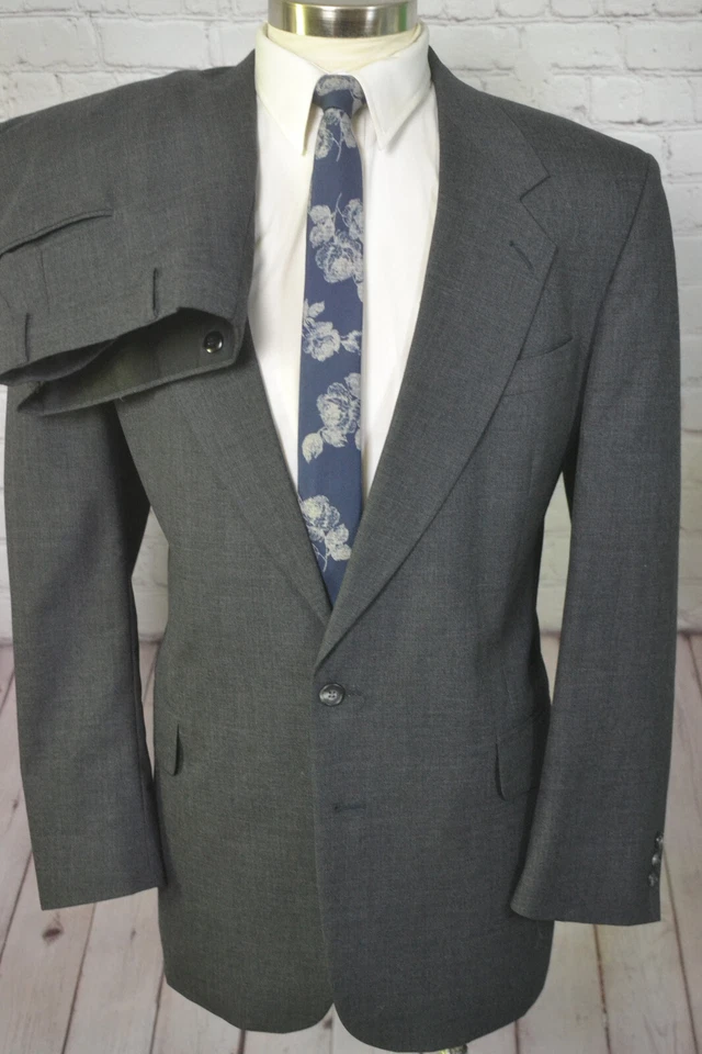 Mens Gray Wool Classic Fit Wool 2 Button 2 Piece Suit 44L Jacket 39x28 Pant - Image 1 of 4