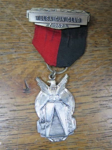 VINTAGE 1962 TULSA GUN CLUB Shooting Medal BLACKINTON VINTAGE PIN - Picture 1 of 10
