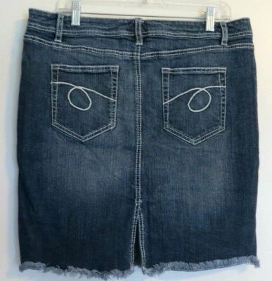 Xhilaration Mujer Junior Talla 15 Denim Lavado Oscuro con Deshilachamiento Parte Inferior Frente Plano Foto 1 de 4