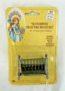 Colección de minituras antiguas Holly Hobbie vintage cuna mecedora #42 - Imagen 1 de 5