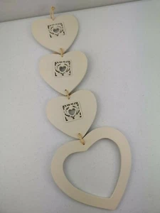 Decorazione Targa da Appendere a Parete Cuori in Legno Ritagliati - Bianco Off - 54 cm - Ottime Condizioni - Foto 1 di 6