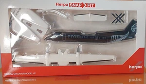 Herpa SnapFit 614252 Air New Zealand DHC 8-300-All black livery 1:100 NEU - Picture 1 of 2
