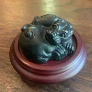 Han Dynasty Auspicious Beast peso carta bronzo su base legno 3 zampe plymor - Foto 1 di 16